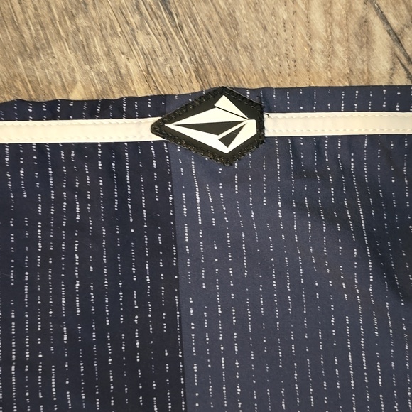 Volcom Board Shorts, Size 40 - Picture 2 of 6